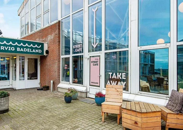 6 Person On A In Ringk Bing